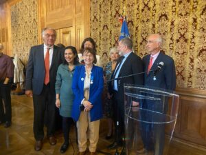 Christelle Moyon en photo avec les officiels